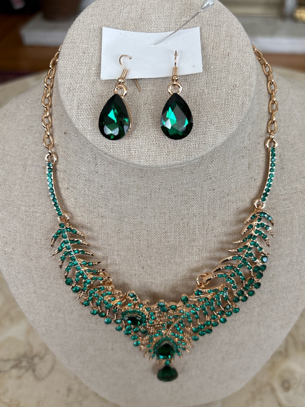 NWOT Bollywood Emerald Green Gold Tone Statement Necklace & Earrings Set - Picture 2 of 12